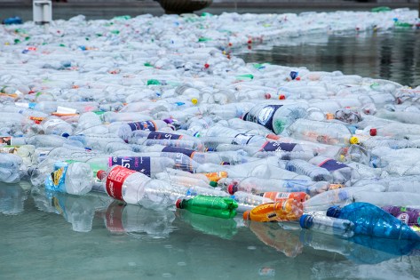 plastic-island-at-trafalgar-square-by-luzinterruptus-12